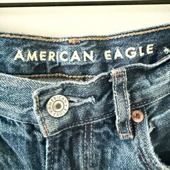 American Eagle 90s Boyfriend Shorts in Raw Hem Distressed Medium Wash - Size 6 - Picture 3 of 6